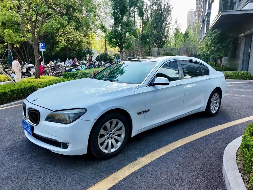 BMW 7 Series 2011 — фото 16