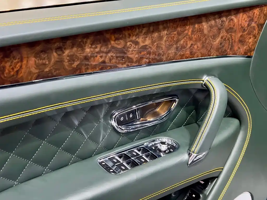 Bentley Bentayga 2018 — фото 11