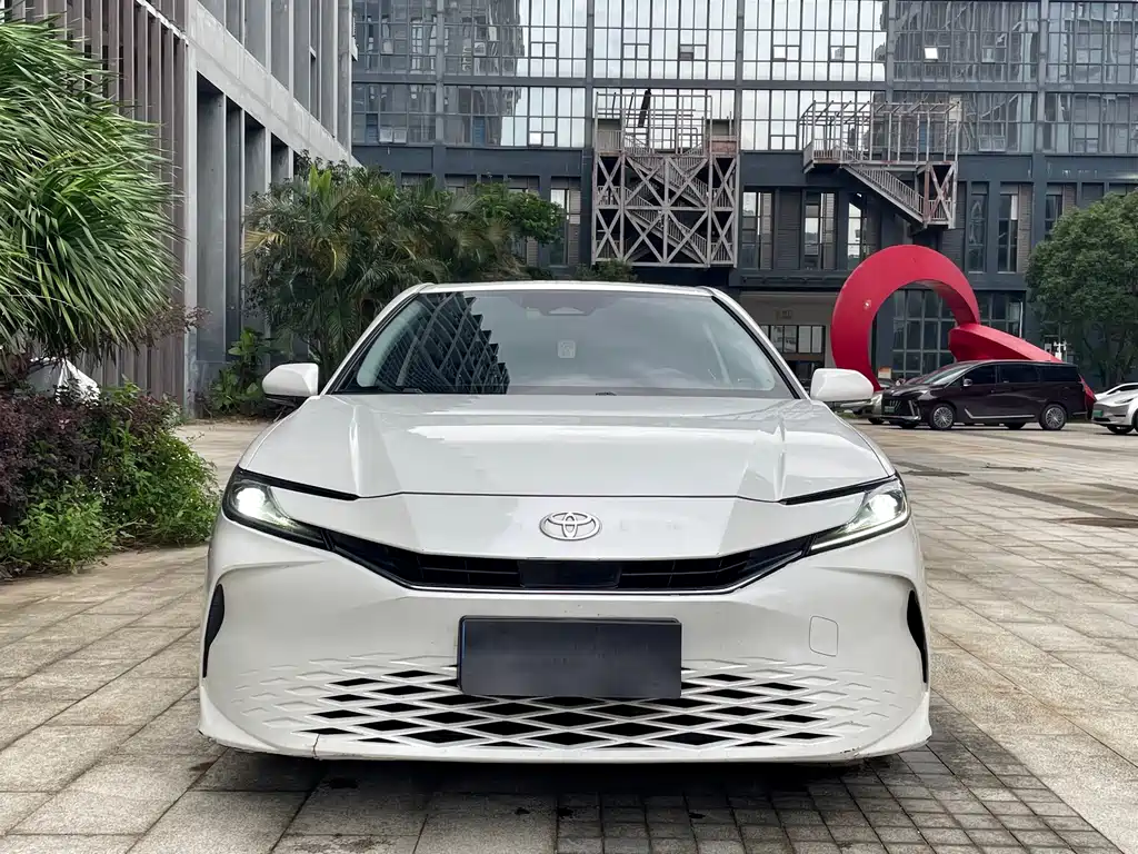 Toyota Camry 2024 — фото 2