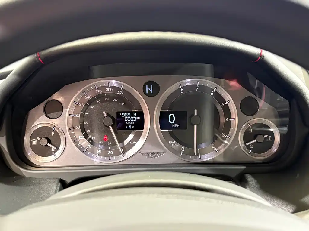 Aston Martin V8 Vantage 2010 — фото 13