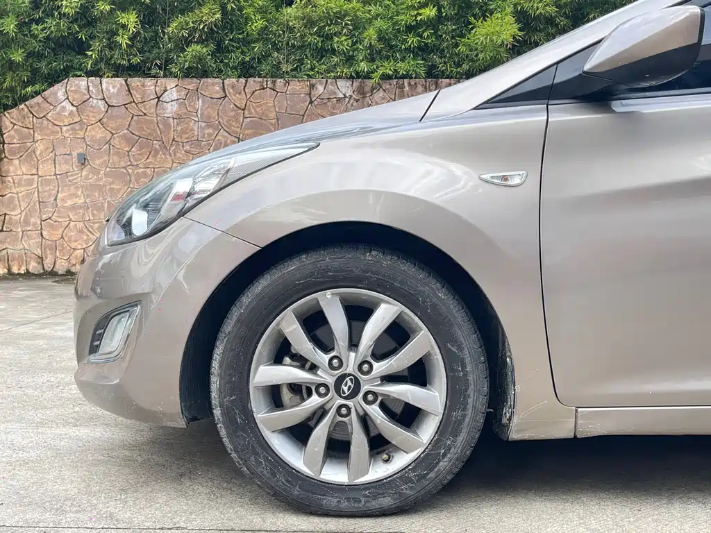 Hyundai Elantra 2016 — фото 10