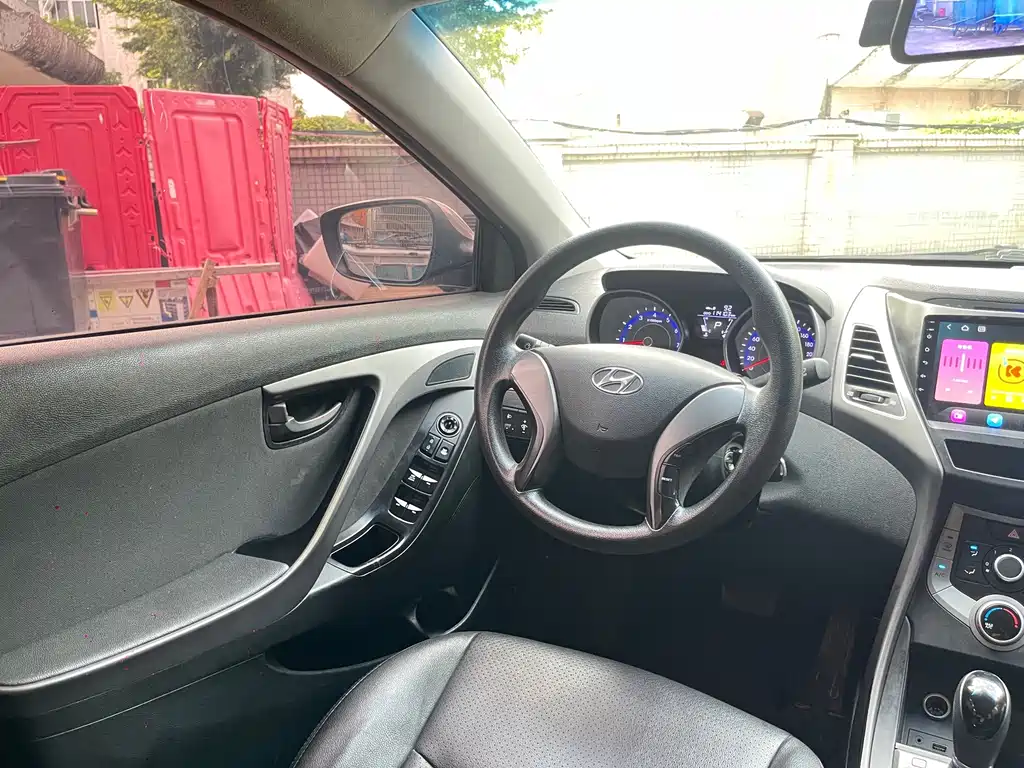 Hyundai Elantra 2016 — фото 23