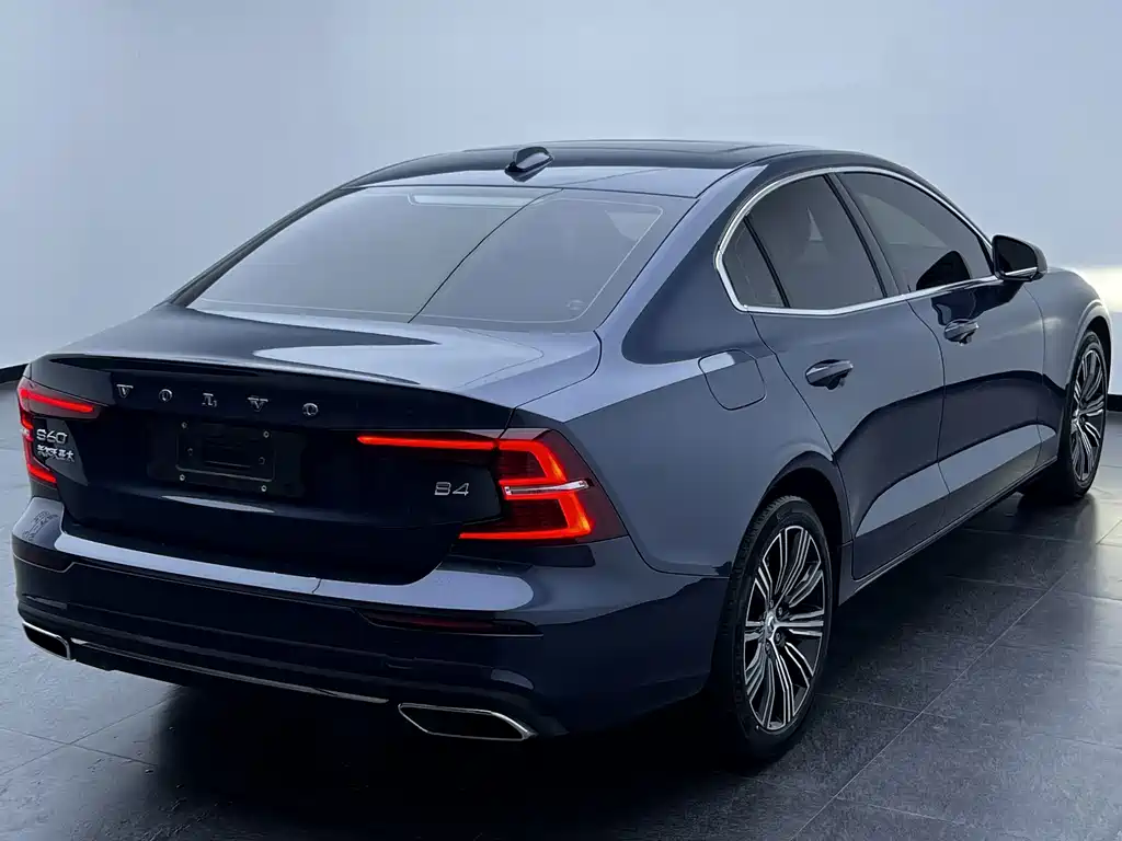 Volvo S60 2022 — фото 10