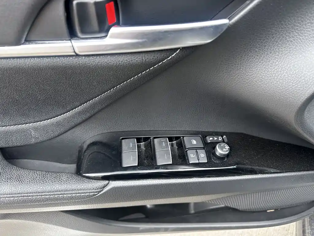 Toyota Camry 2023 — фото 13