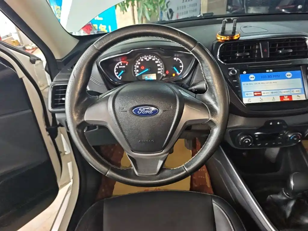 Ford Escort 2017 — фото 11