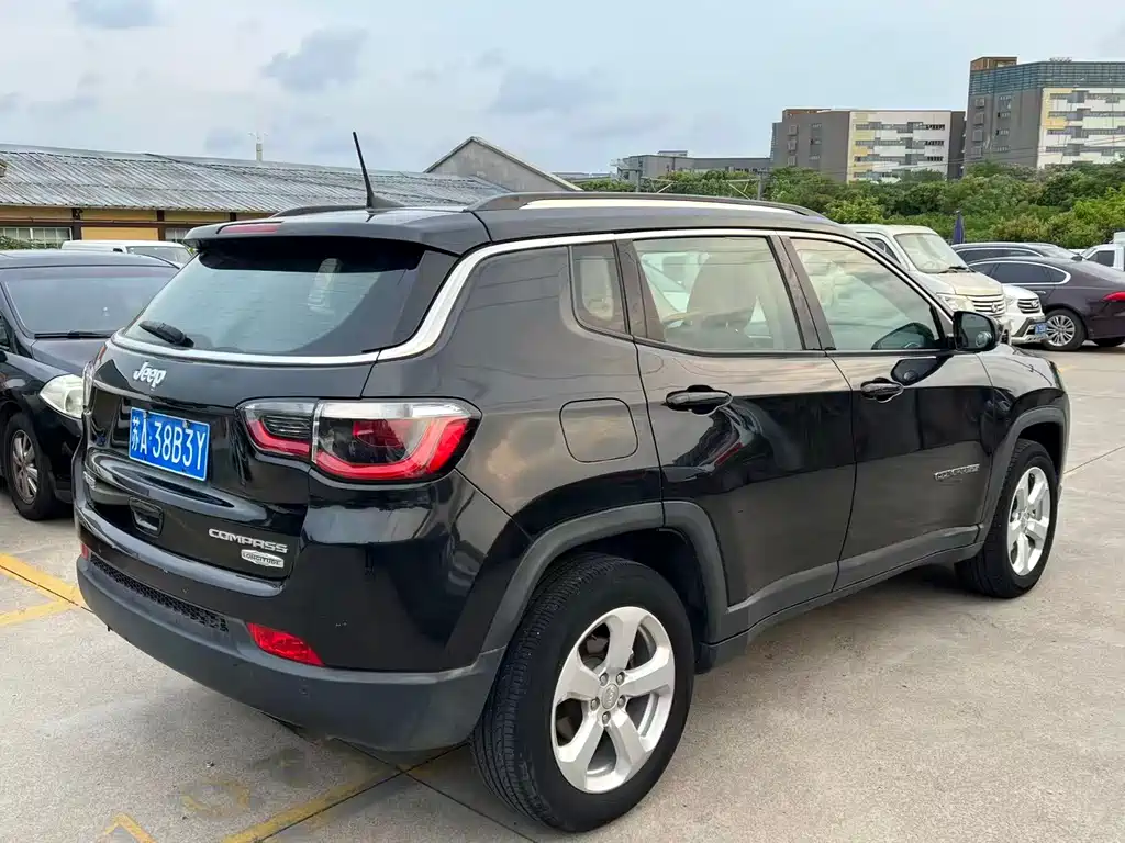 Jeep Compass 2018 — фото 10