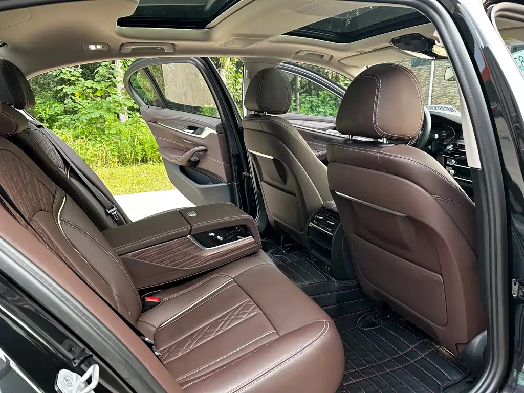 BMW 5 Series 2020 — фото 10