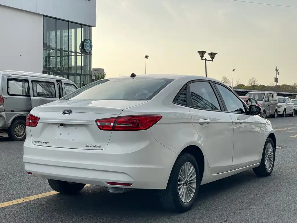 Ford Escort 2017 — фото 13