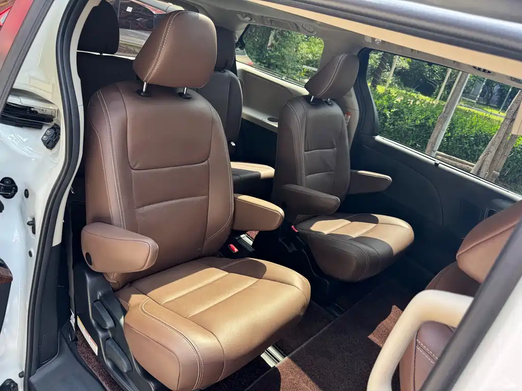 Toyota Sienna 2019 — фото 12