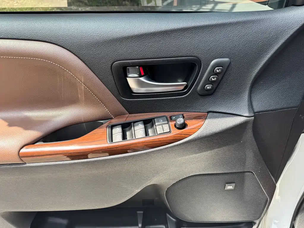 Toyota Sienna 2019 — фото 21