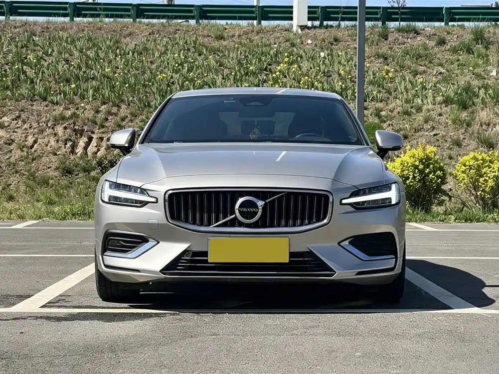 Volvo S60 2022 — фото 2