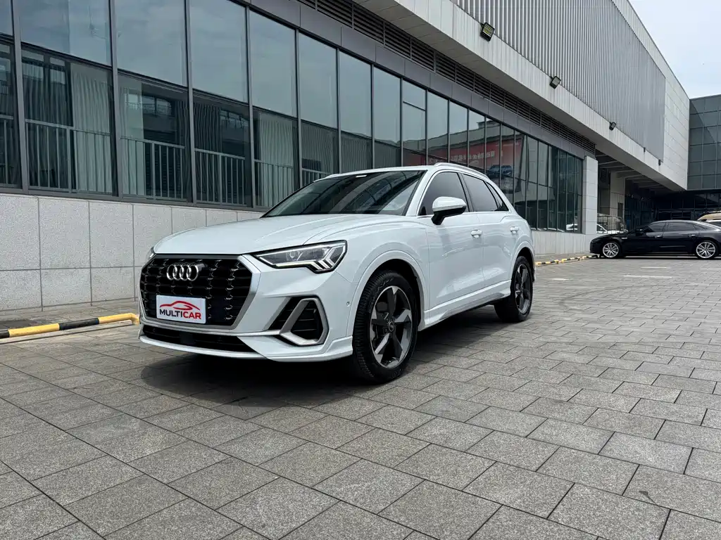 Audi Q3 2022 — фото 1