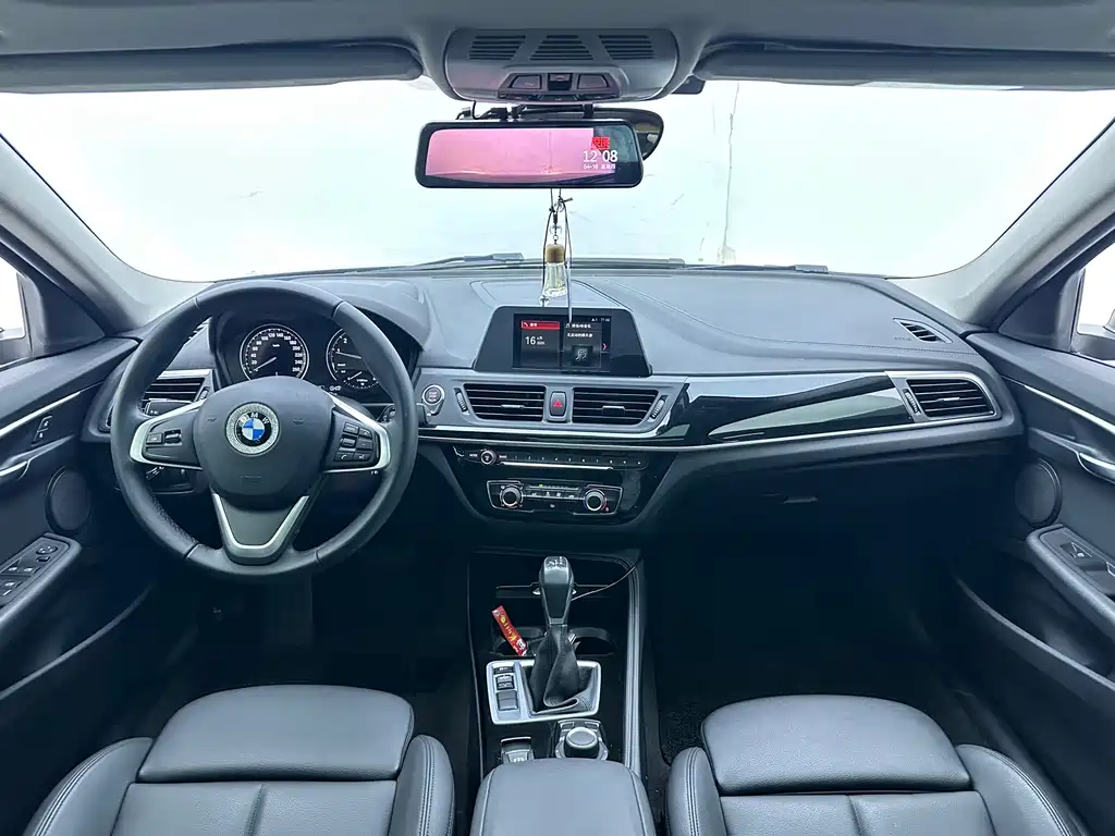 BMW 1 Series 2019 — фото 16