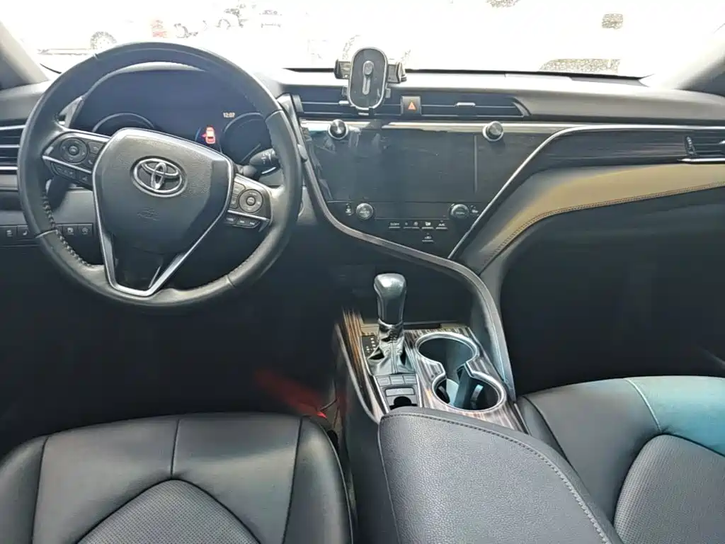 Toyota Camry 2021 — фото 16