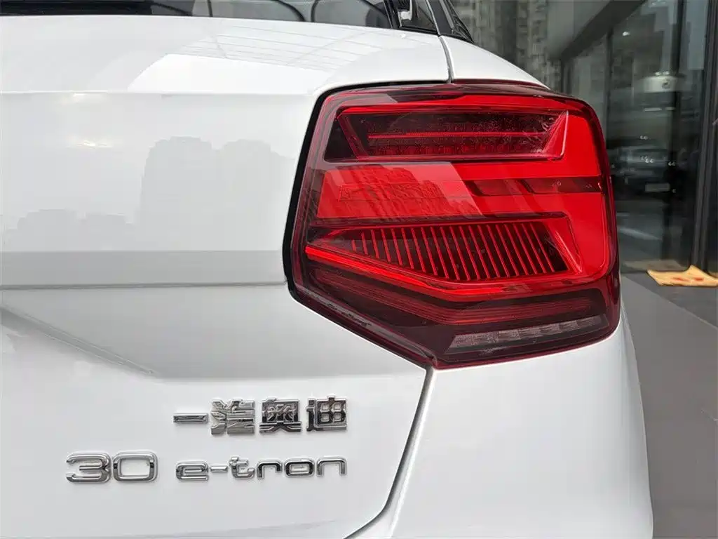 Audi Q2L e-tron 2020 — фото 14