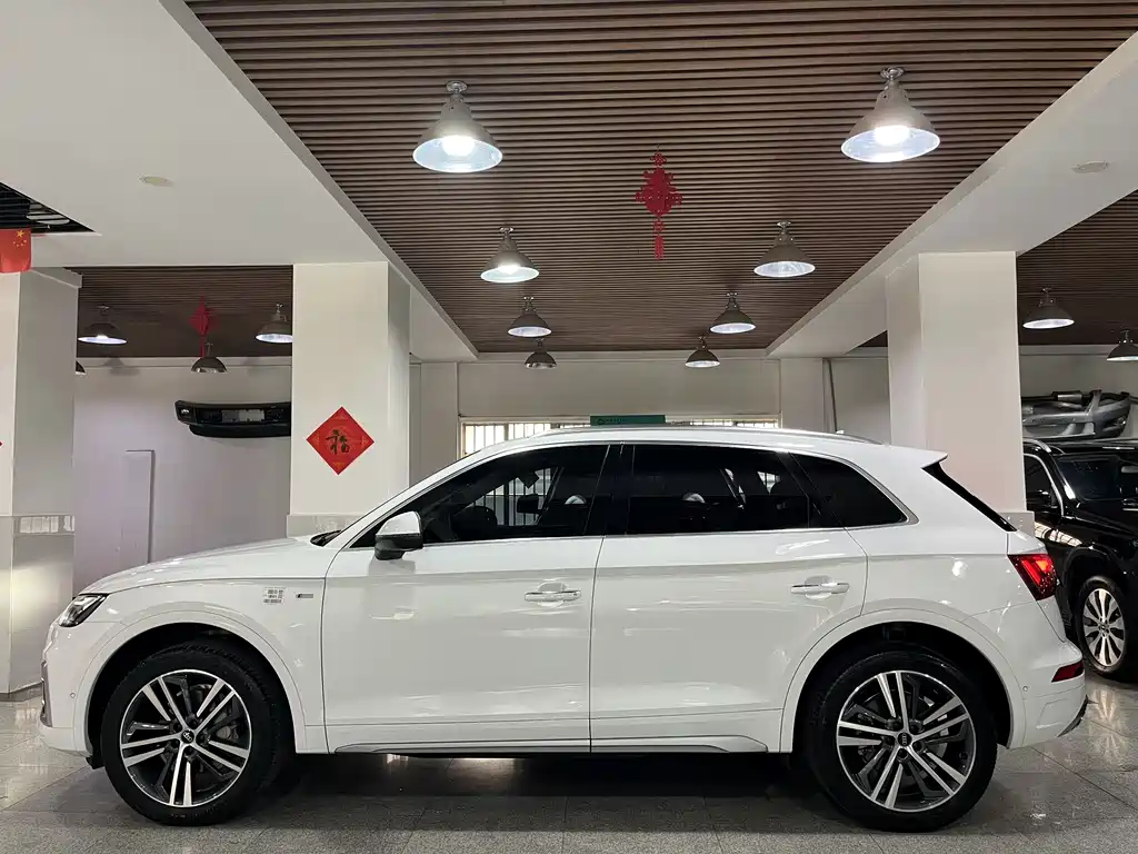 Audi Q5L 2023 — фото 18