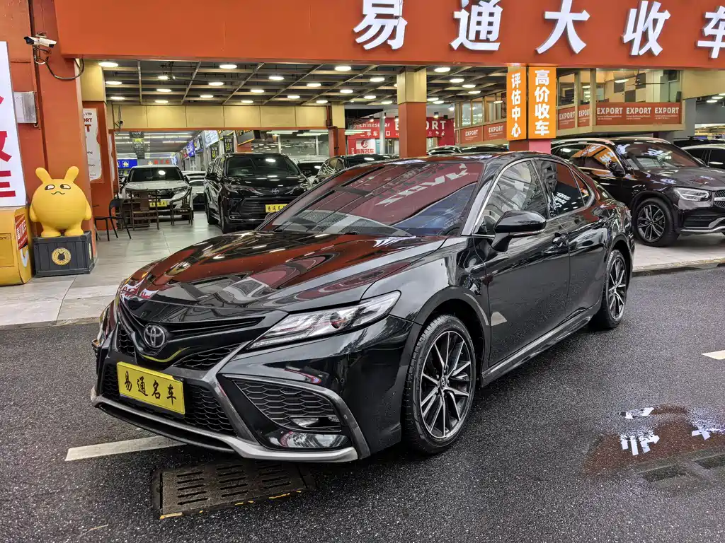 Toyota Camry 2022 — фото 1