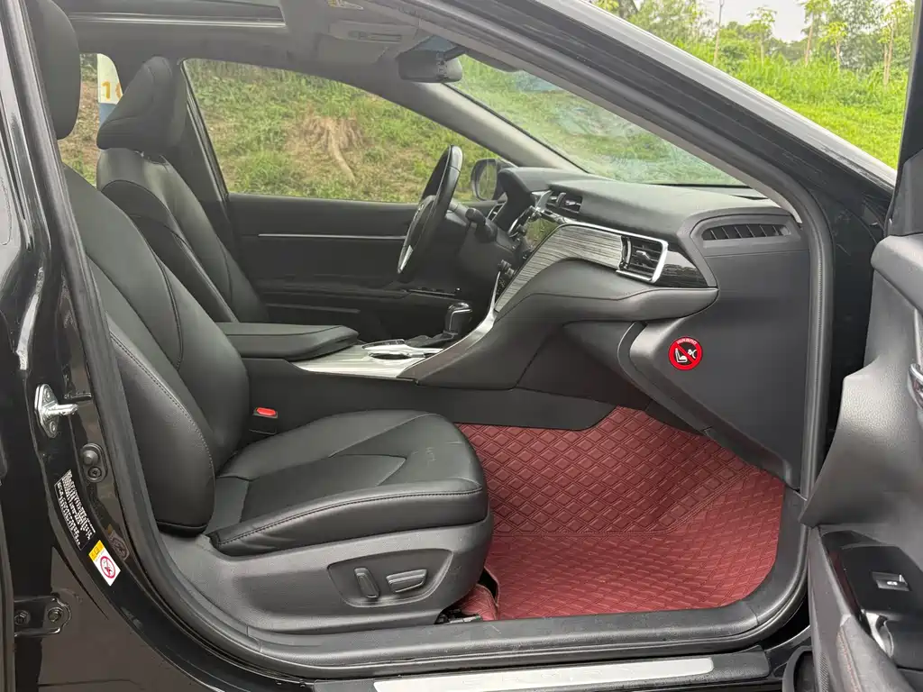 Toyota Camry 2019 — фото 10