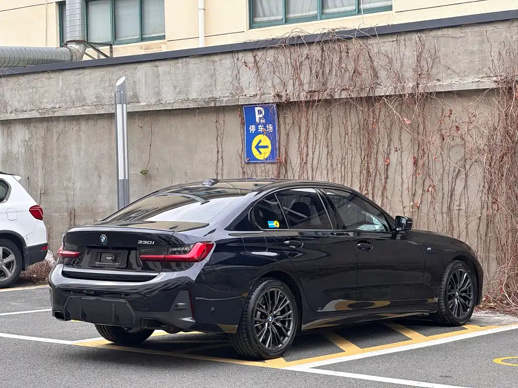BMW 3 Series 2023 — фото 16