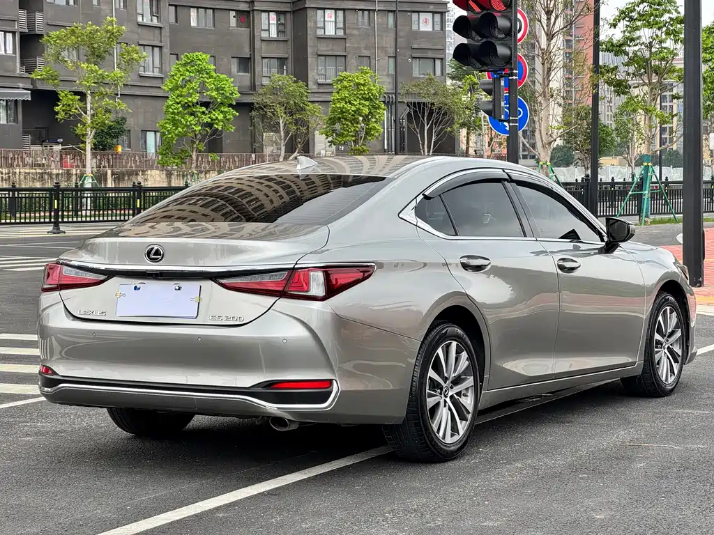 Lexus ES 2021 — фото 12