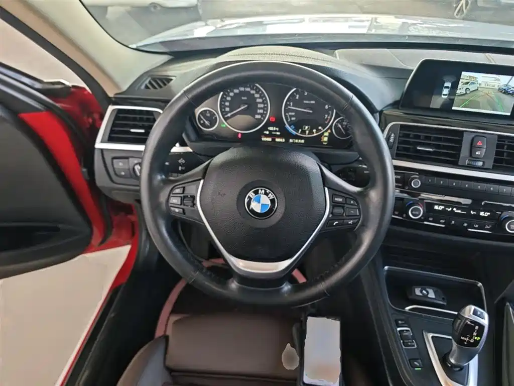 BMW 3 Series 2018 — фото 11