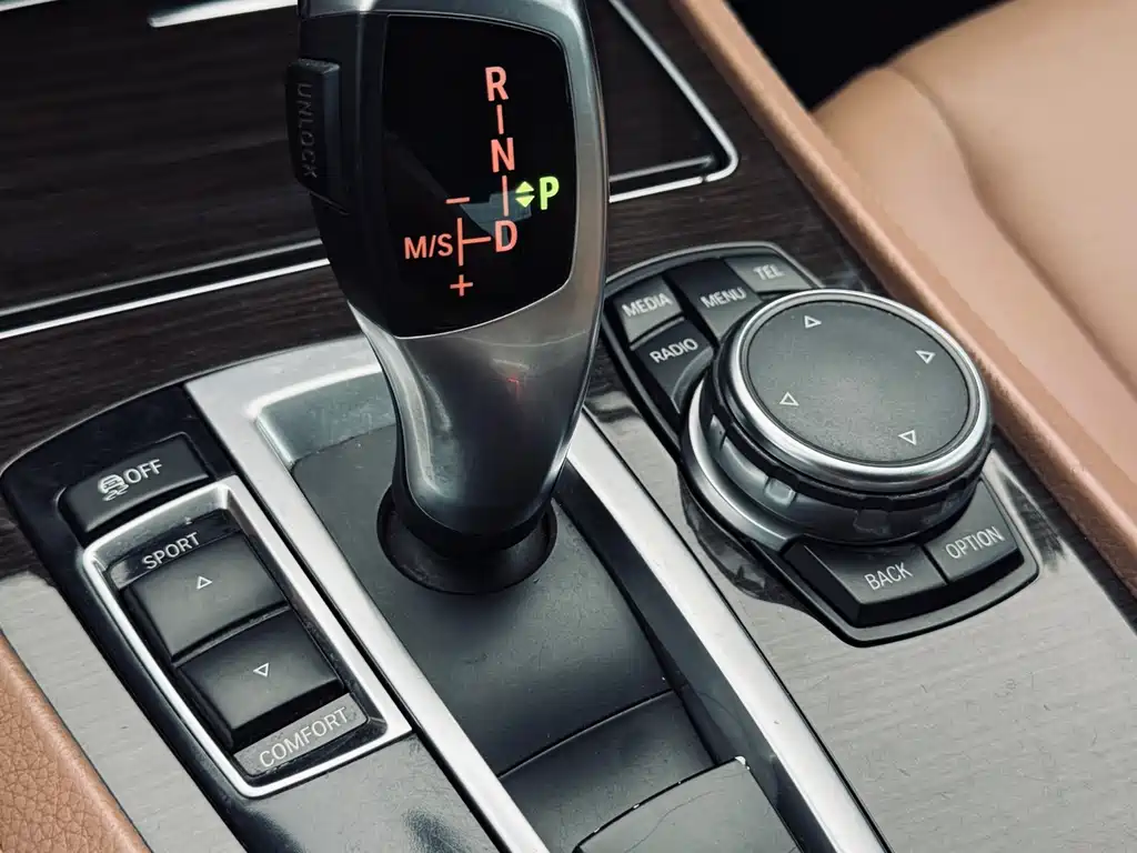 BMW 7 Series 2015 — фото 40