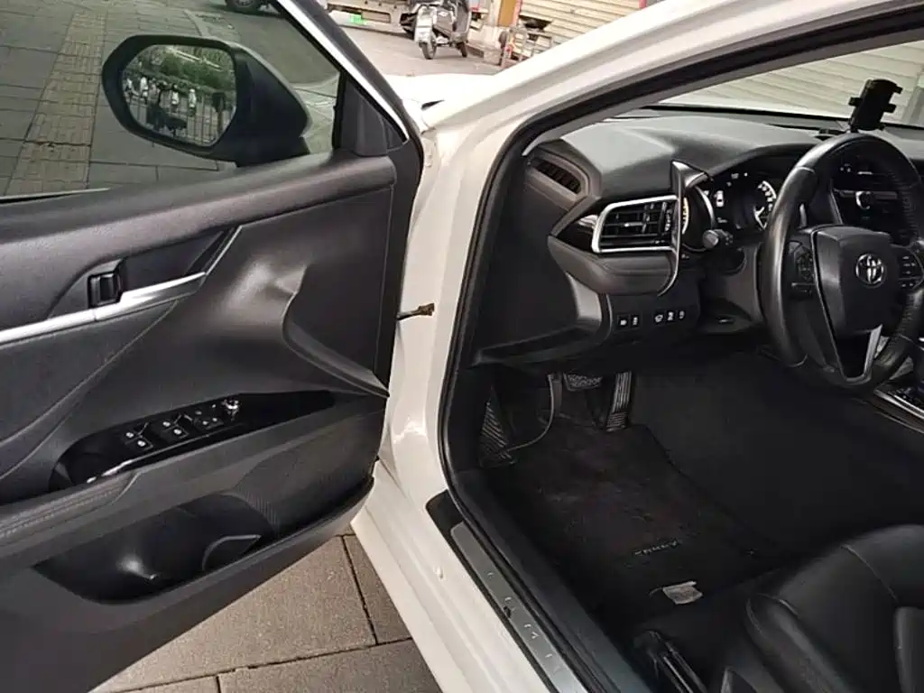 Toyota Camry 2020 — фото 16