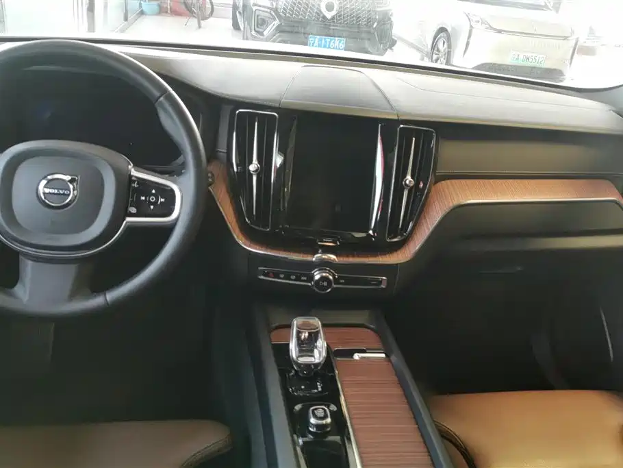 Volvo XC60 2024 — фото 13