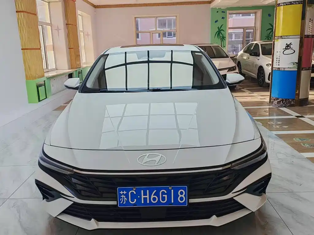 Hyundai Elantra 2023 — фото 1