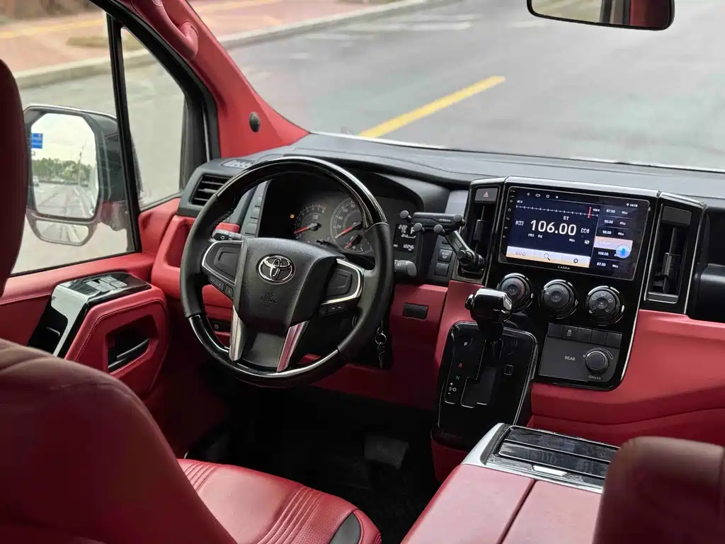 Toyota Hiace 2024 — фото 11