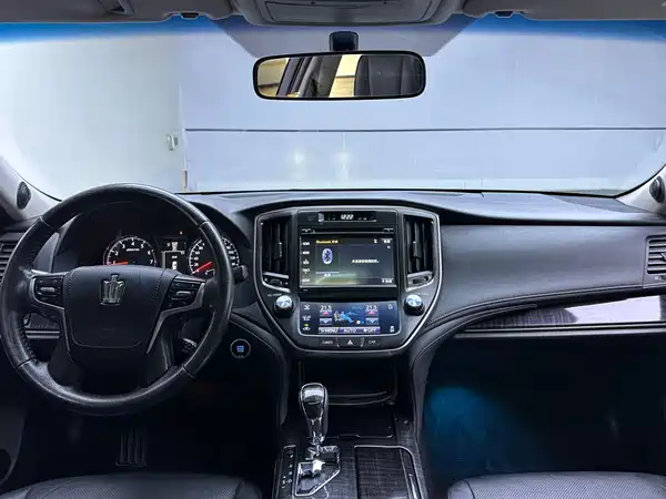 Toyota Crown 2015