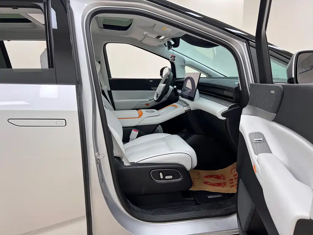 XPeng X9 2025 — фото 32