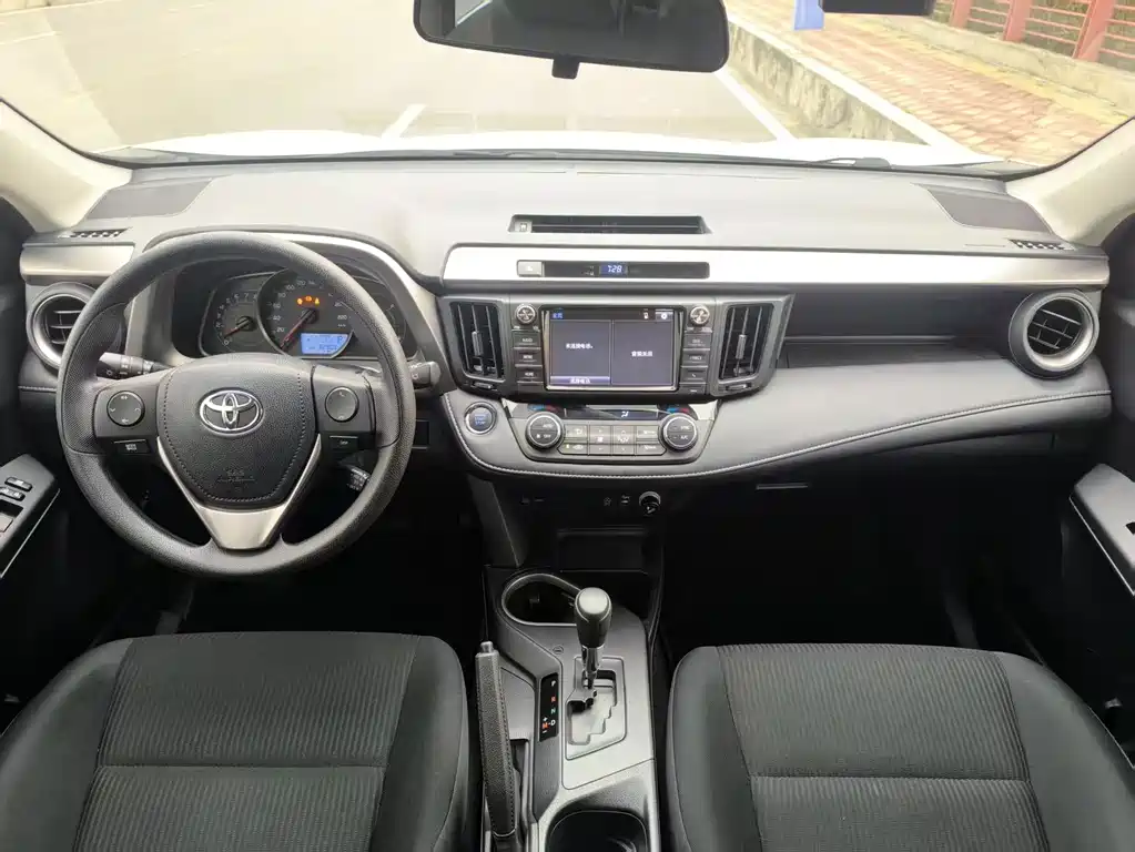 Toyota RAV4 2017 — фото 12
