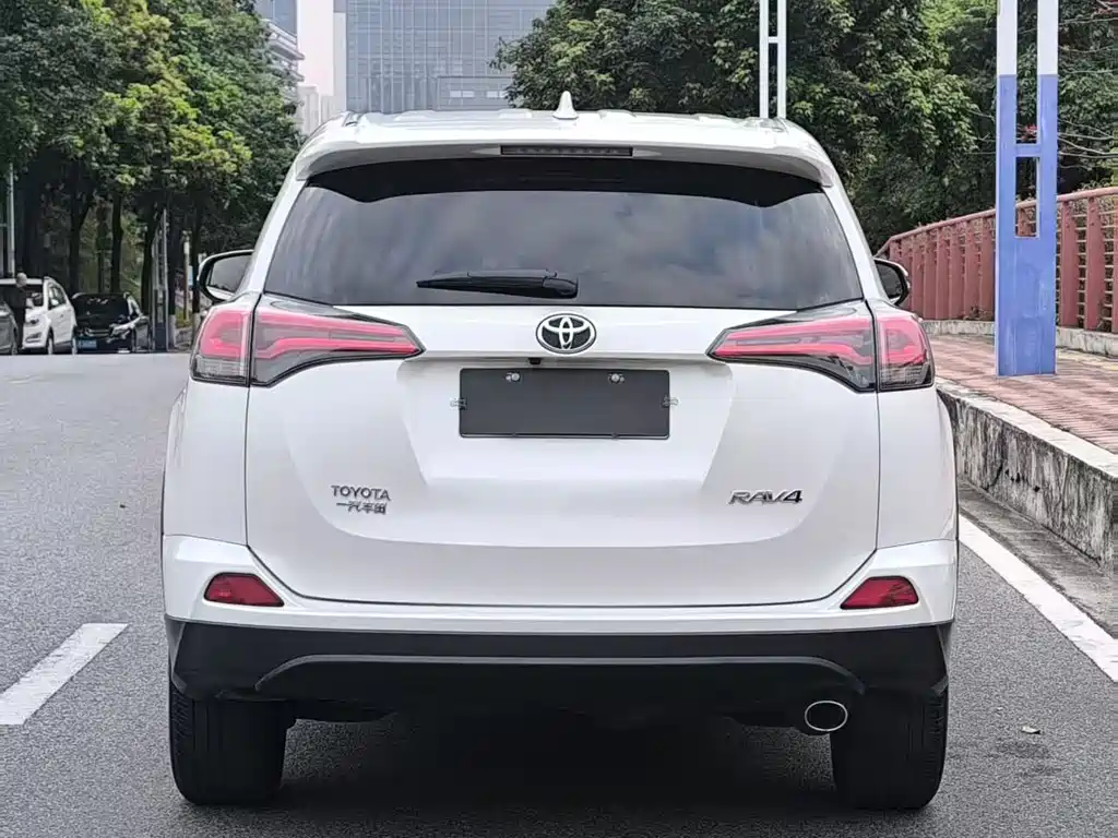 Toyota RAV4 2017 — фото 6