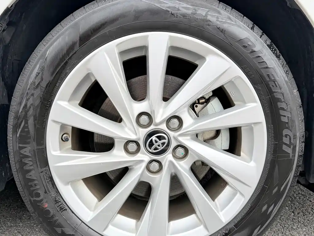 Toyota Camry 2023 — фото 14