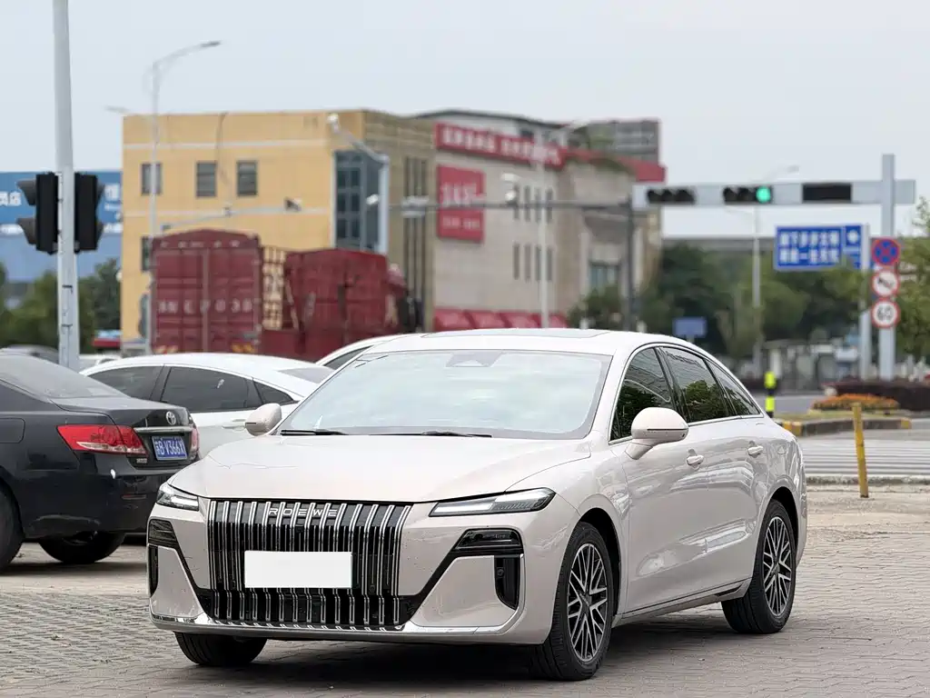 Roewe M7 DMH 2025 — фото 1