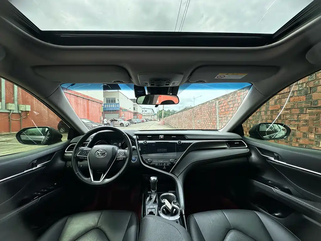 Toyota Camry 2019 — фото 10