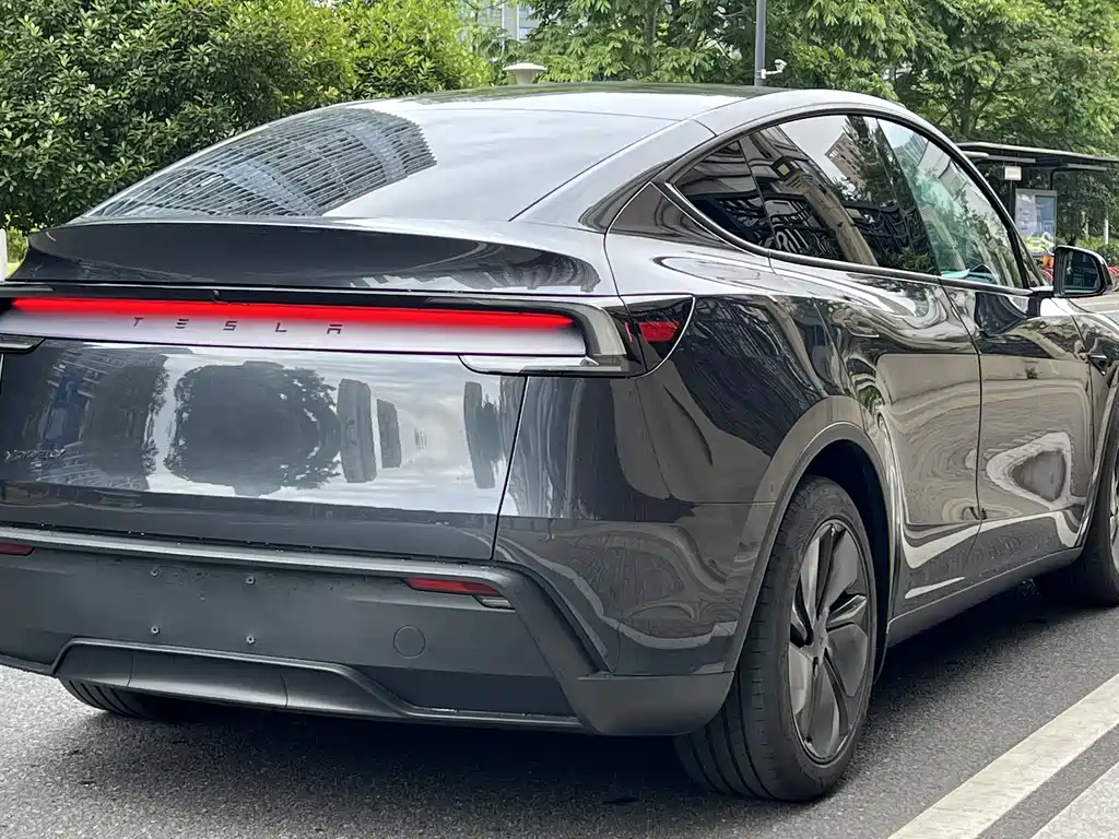 Tesla Model Y 2025 — фото 6