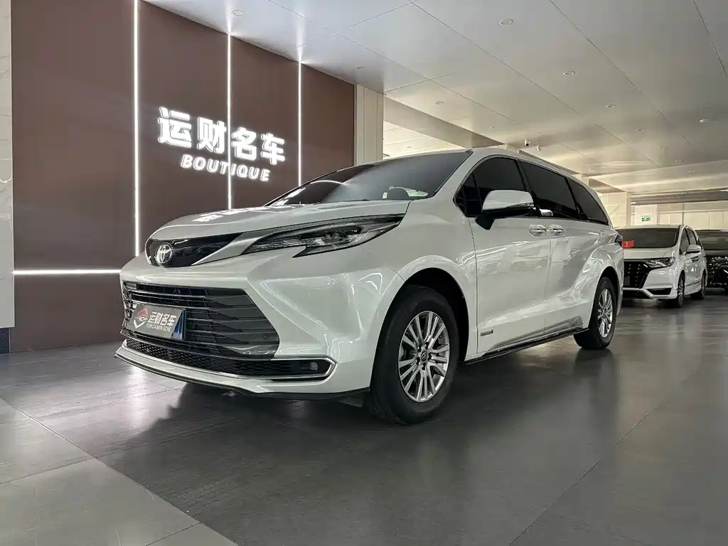 Toyota Sienna 2022 — фото 1