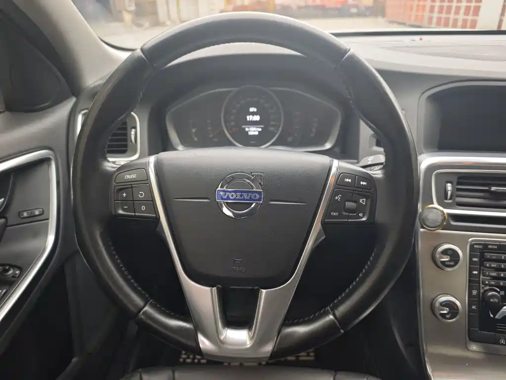 Volvo S60 2015 — фото 10