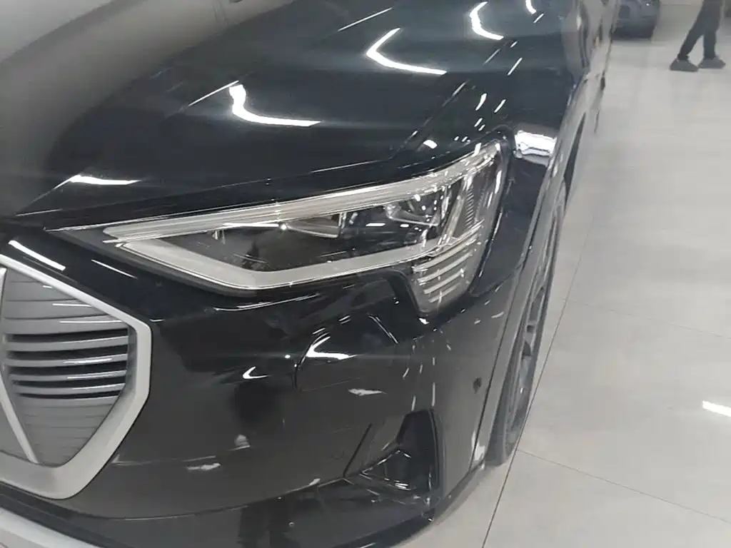 Audi e-tron 2021 — фото 24