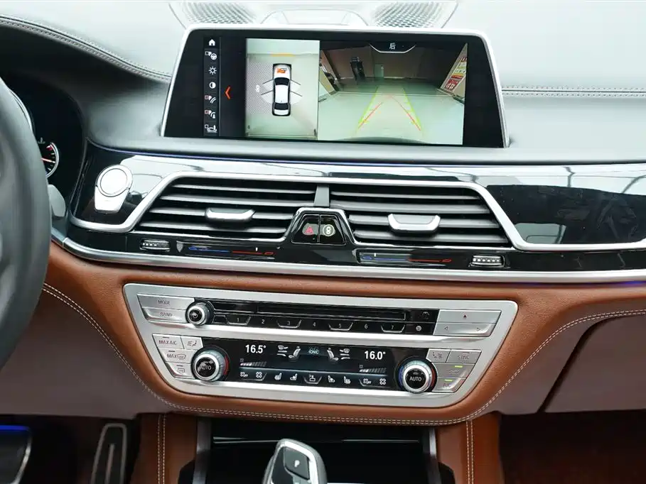 BMW 7 Series 2019 — фото 18