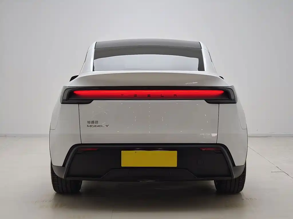 Tesla Model Y 2025 — фото 10