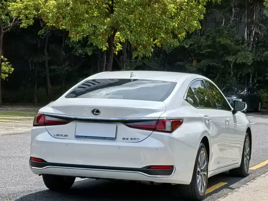 Lexus ES 2023 — фото 11