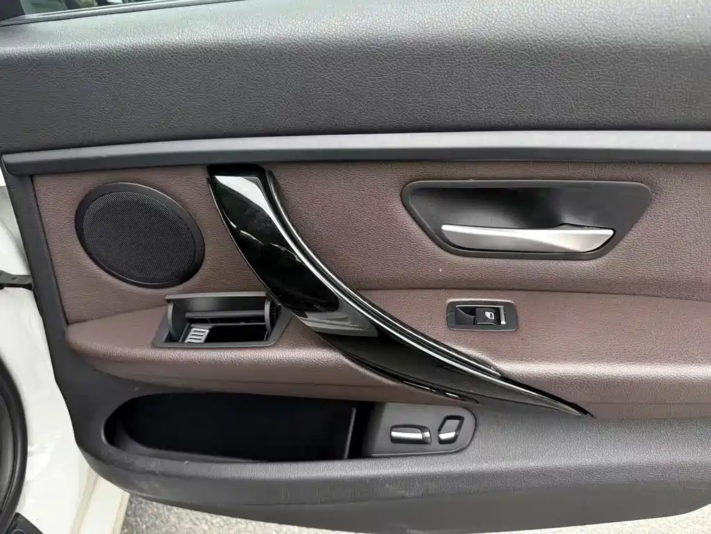 BMW 3 Series 2018 — фото 14