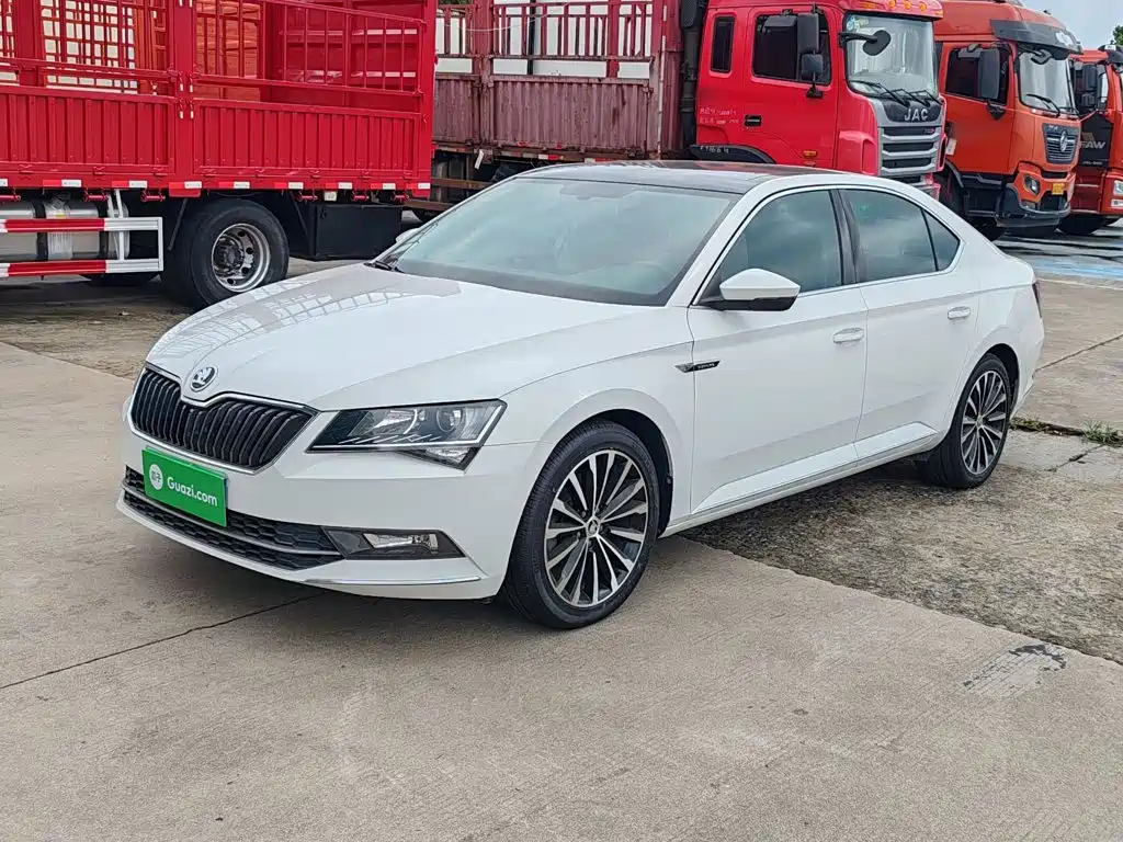Skoda Superb 2019 — фото 1