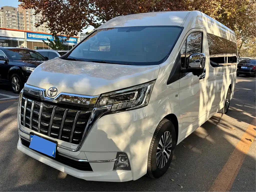 Toyota Hiace 2023 — фото 1