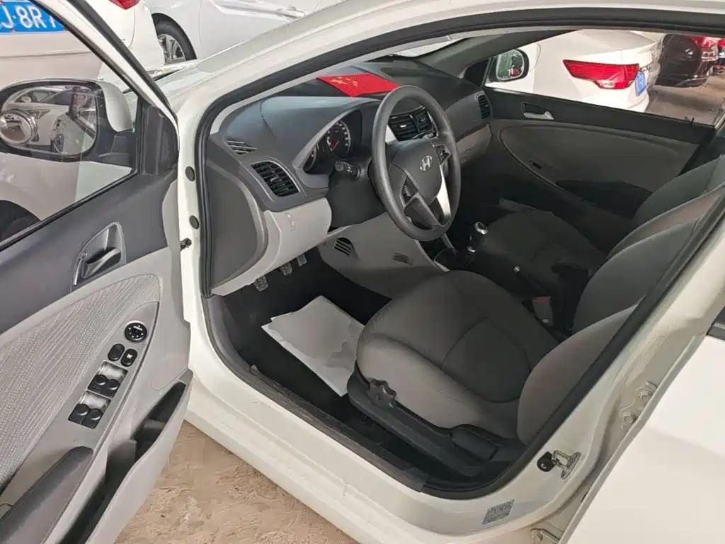Hyundai Accent 2015 — фото 16