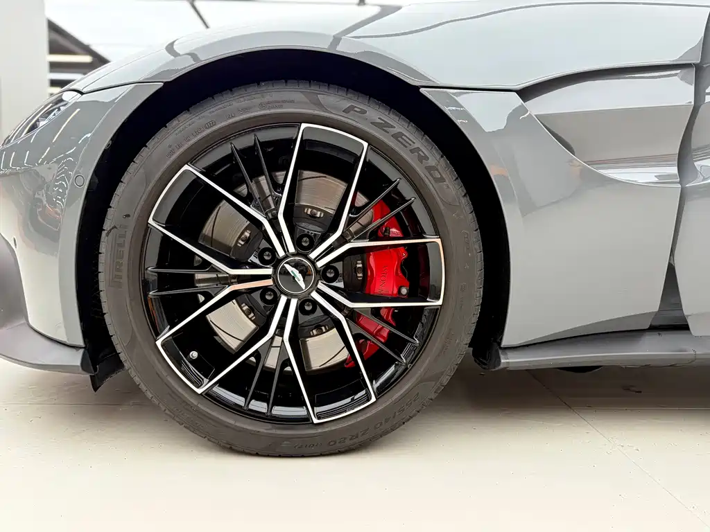 Aston Martin V8 Vantage 2022 — фото 14