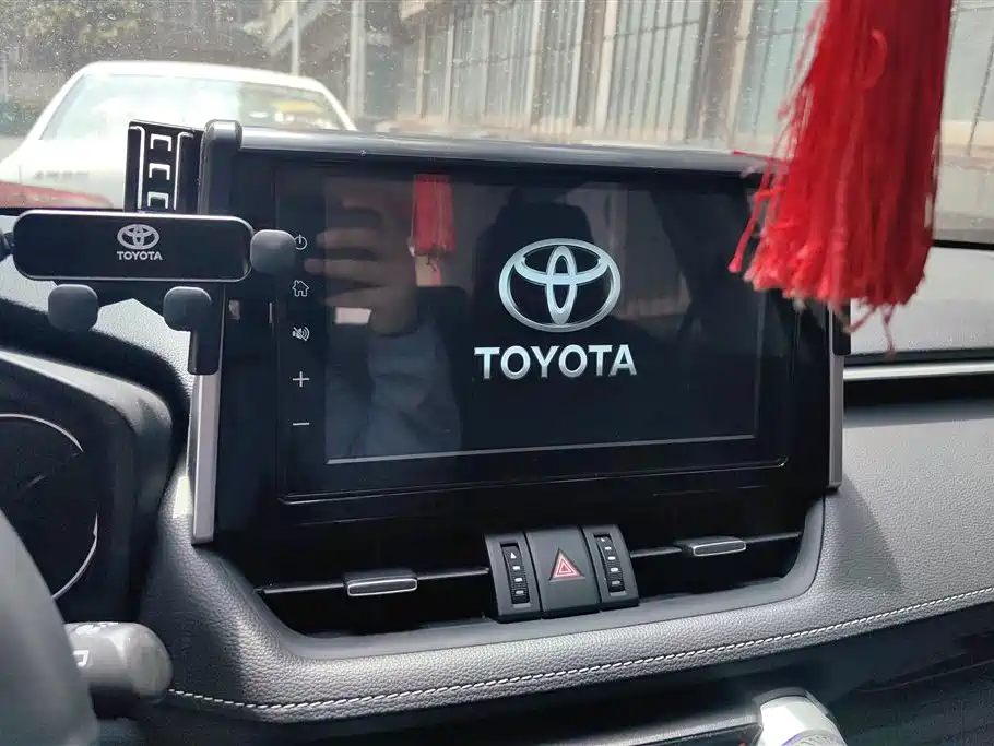 Toyota RAV4 2021 — фото 13